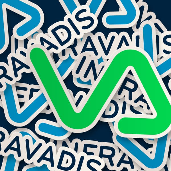 Stapel aus INFRAVADIS-Aufklebern mit dem grünen Logo obenauf.