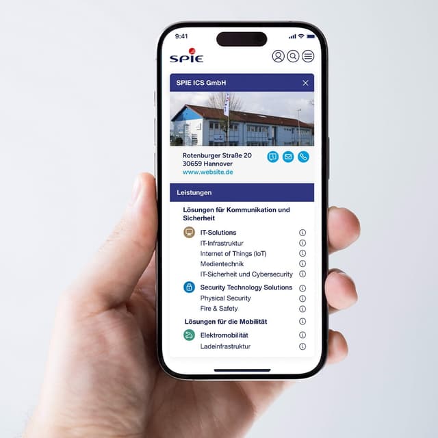 Hand hält ein Smartphone mit dem Standortprofil der SPIE ICS GmbH in Hannover samt Adresse und Leistungsübersicht.